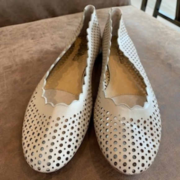 Neiman Marcus scalloped edge flats size 8M - Picture 6 of 14